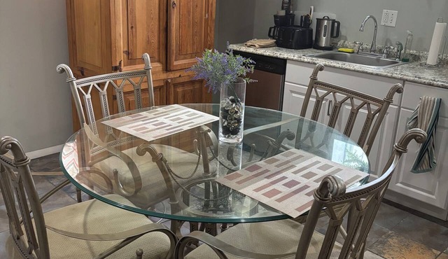 Private Deluxe Studio in trendy neighborhood close to the metro and restaurants.