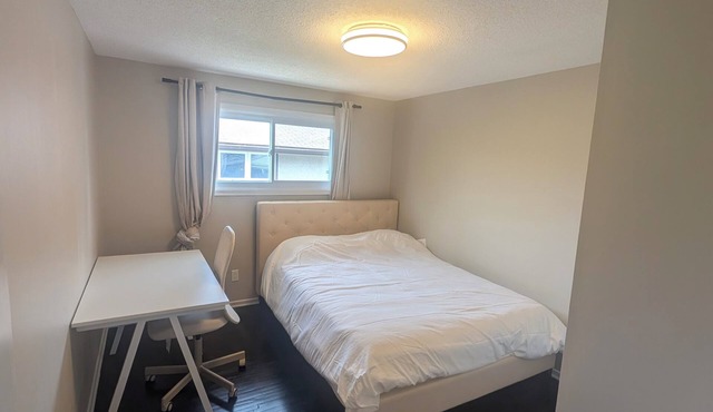 Private Room with Shared Bathroom Near Mooney's Bay