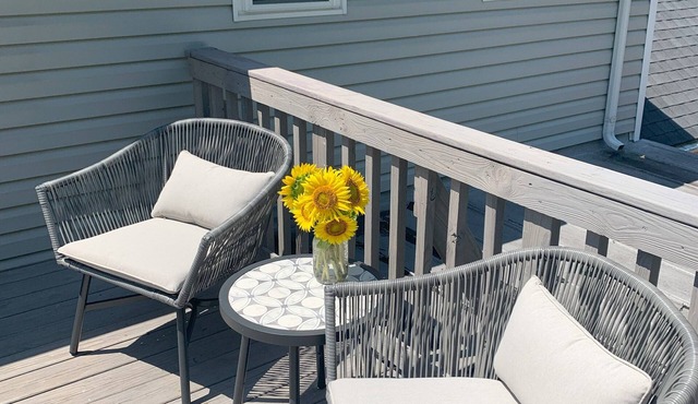 Private second-floor cottage nestled between Lakeside and Marblehead, sleeps 6! in Lakeside