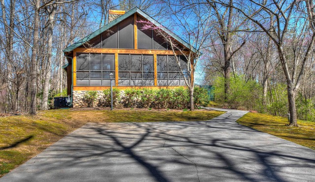 Red Leaf Lodge Peaceful Cabin for 6 with Hot Tub & Flat 35'x 20' Parking Pad