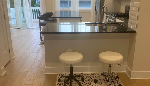 Relax in an upscale modern new town house. 10 minutes from Dulles Int'l Airport. in Ashburn