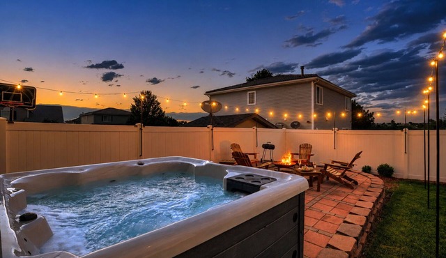 Relaxing Retreat Near Airport-Hot Tub-Fire Pit