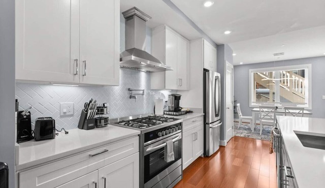 Renovated 2Level Flat+H St+Laundry