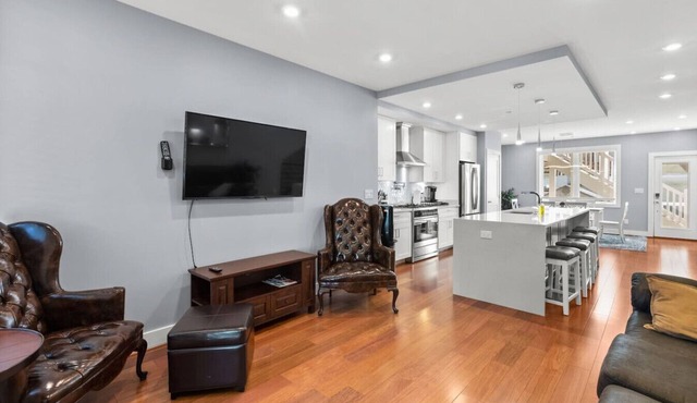 Renovated 2Level Flat+H St+Laundry