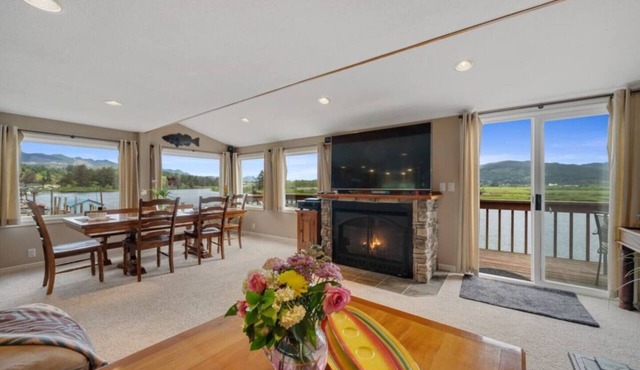 *Riverfront*Pvt Dock*Game Room*6 mins to Beach* in Nehalem