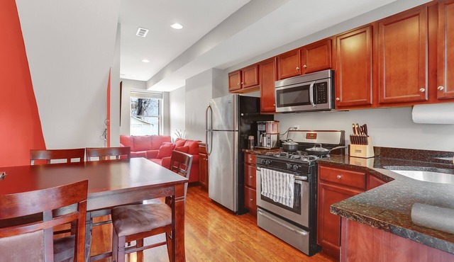 Romantic Hot Tub Getaway, Walking Distance to Fells Point in Baltimore