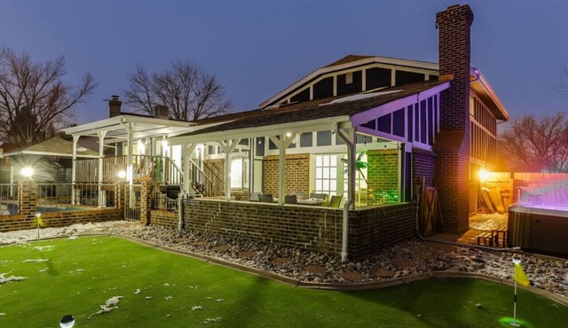 Salt Water Pool | Hot Tub | Karaoke | Mini Putt in Arvada