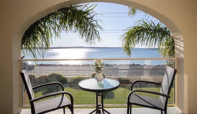 Seafront Getaway Studio, Great Location with Pool in Batehaven