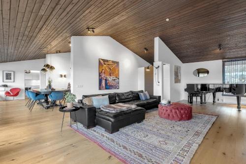 Seaside Villa - 6 Bedrooms HG OOOO6077