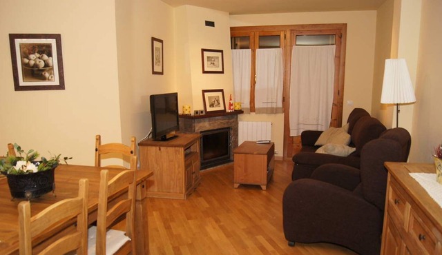 Selva de Conques - Three Bedroom Apartment, Sleeps 6 in Benasque