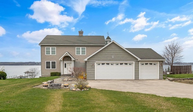 Seneca Lake-Beautiful Waterfront-Private Dock- 7BR/5BA near Sampson State Park in Romulus