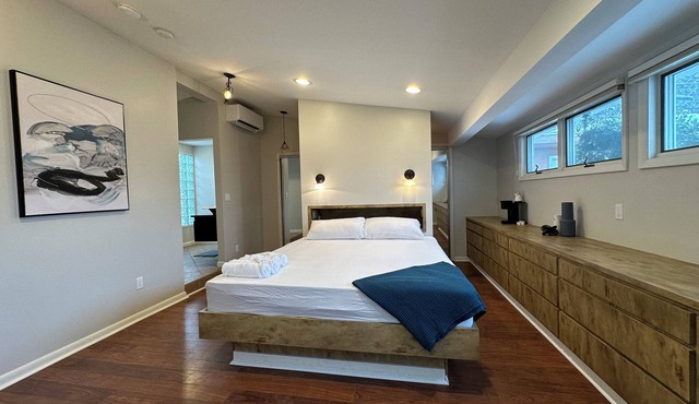 Serene Deluxe Suite with Jacuzzi & EV charger in Baltimore