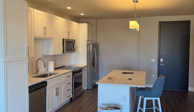 Short term lease 4-6 week. Cozy 1-bedroom furnished apartment with AC.