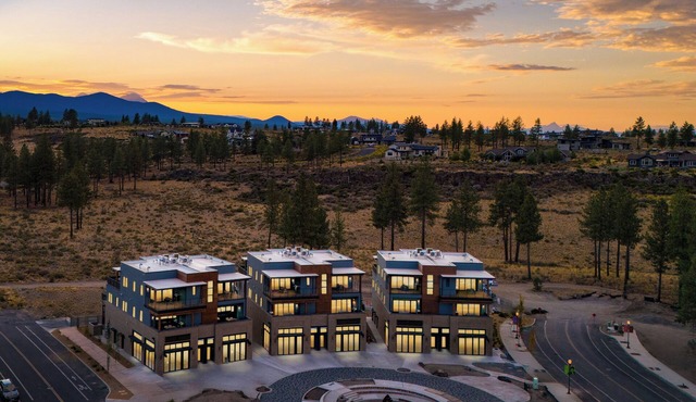 Sleeps 100! 20 Modern Units, 50 BDRs, Near DT Bend in Bend