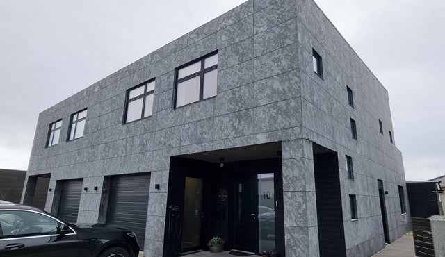 Solar Eclipse Luxury Home with Hot Tub in Akranes