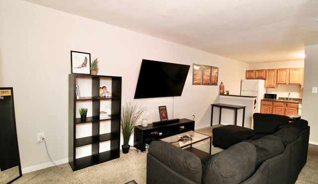 Spacious 1BR w/Full Kitchen & Laundry in Laurel