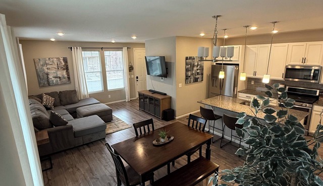 Spacious 3BR Aurora Townhome AC + Gym