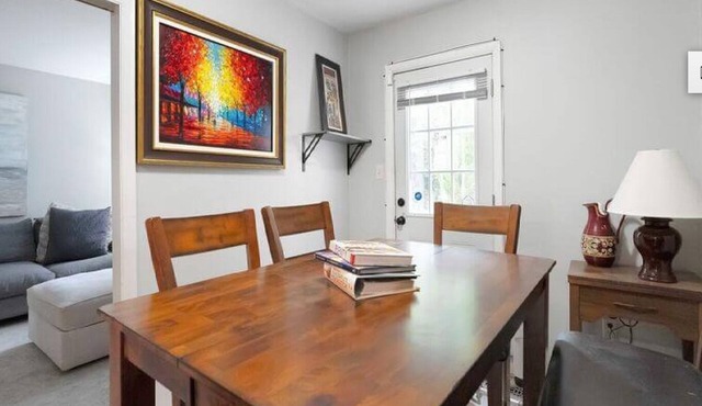 Spacious 4-bedroom townhome in Alexandria with parking and exercise equipment. in Alexandria