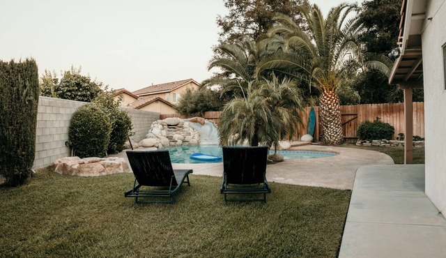 Spacious 4BDRM with a Stunning Pool+Game Room and Firepit in Bakersfield