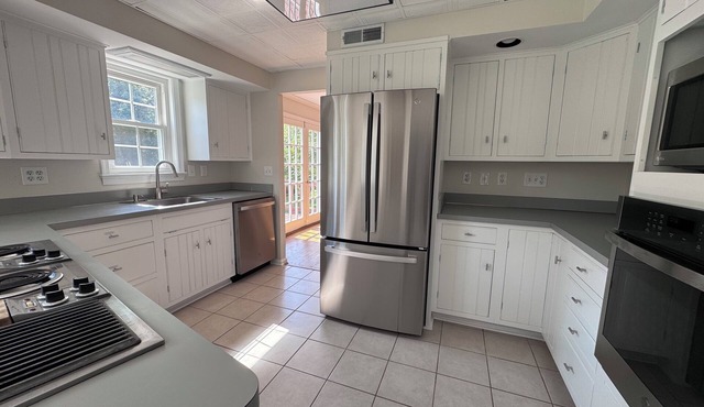 Spacious 5-bedroom house with WiFi and AC in fabulous Silver Spring in Silver Spring