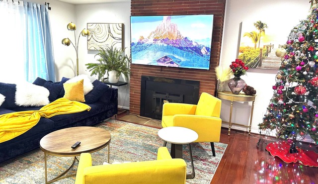 Spacious 6-bedroom house with WiFi, AC in charming Silver Spring in Silver Spring