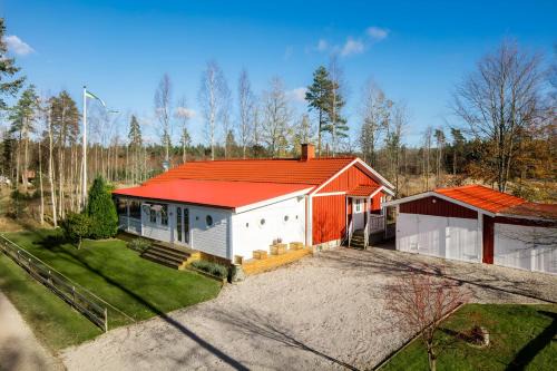 Spacious Cabin for Work Crews, 10 Beds! in Ingelstad