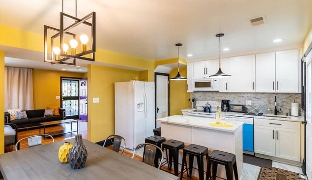 Spacious Charming DC Row House + Free parking-Sleeps 17 guests