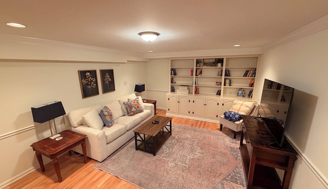 Spacious & Cozy Private Suite | Minutes to DC