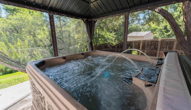 Spacious home with Game Room, Hot Tub & Sauna!