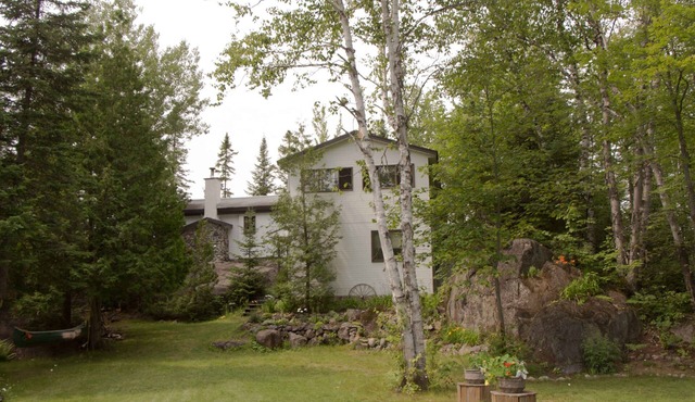 Spacious Lakefront Cottage in Sainte-Adèle