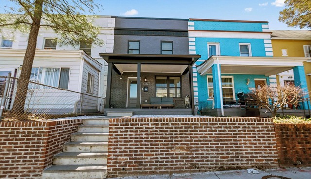 Spacious NW DC home w/parking sleeps 14