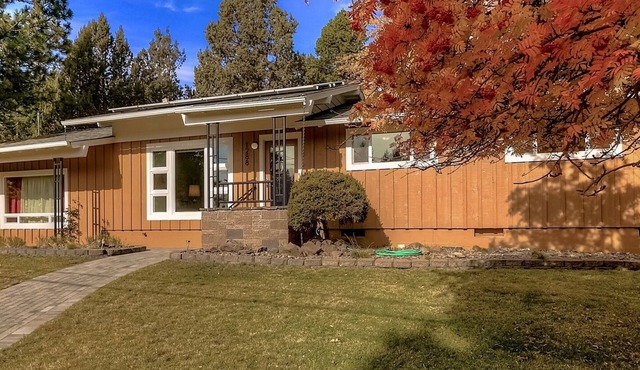 Spacious ranch style home snuggled in the West Hills neighborhood of Bend in Bend