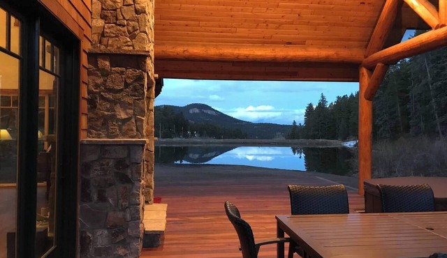 Spectacular Log Home with Private Lakefront, Hot Tub, Firepit & Views in the MTN