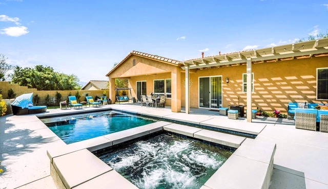 “Starry Night Escape” House with Saltwater pool, jacuzzi, pool, PS4, tennis.