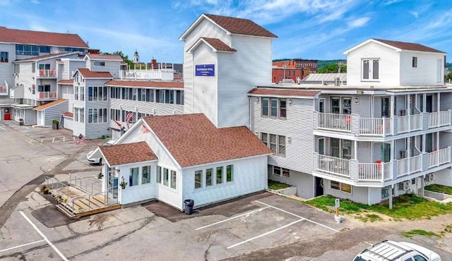 Steps from Downtown + Free Breakfast & Parking in Rockland