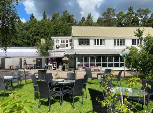 Stor lägenhet ovanpå café ute på landet