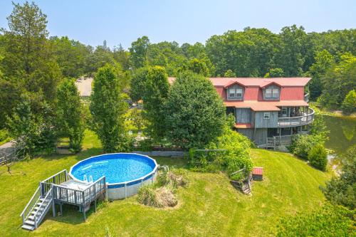 Strawberry Plains Cabin: Private Pond & Game Room! in Strawberry Plains
