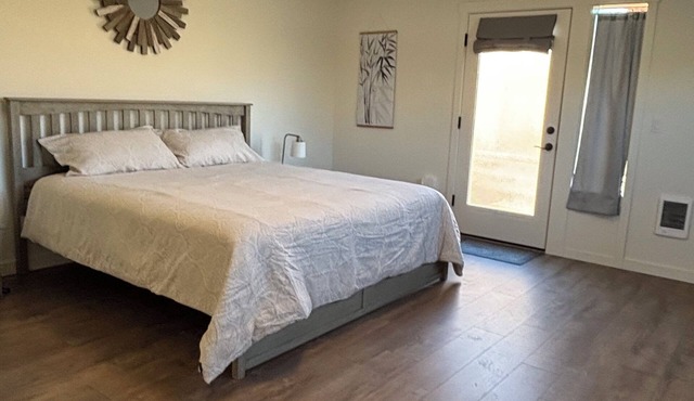 Studio in Forest Grove offers a ground-floor apartment in Forest Grove, Oregon. in Forest Grove