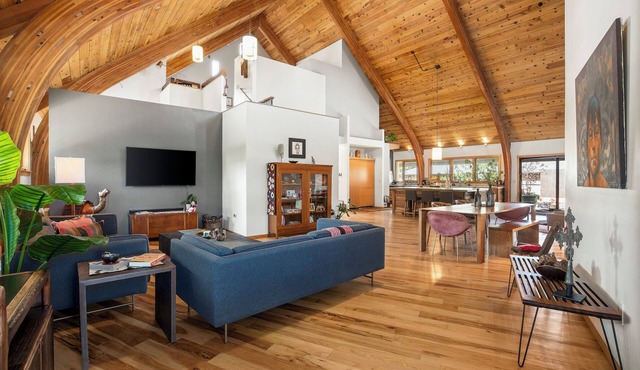 Stunning Repurposed Church, lofted, pet friendly, Free Botanic Garden admit 6