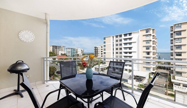 Stylish beachside unit 3 min walk to beach in Redcliffe