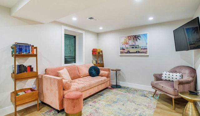Stylish DC Apartment in Prime Location!