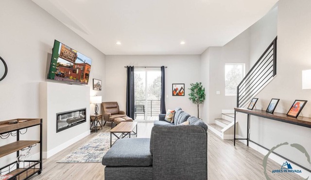 Sunny, modern home to work & play near Olde Town