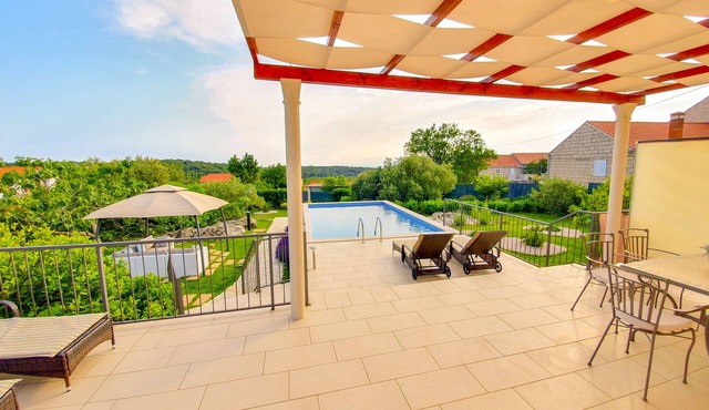Sunny Villa, stylish and modern with private pool