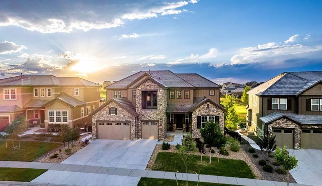 Sunset Casa Exquisite Modern Home + Golf Lake Views in Aurora