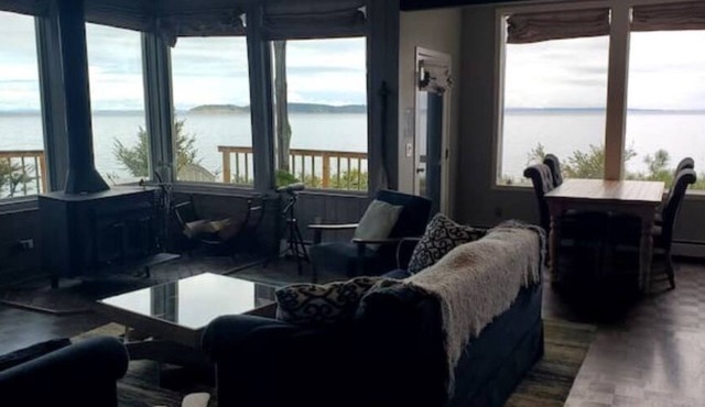 Sweeping Views on the Water in Eastsound