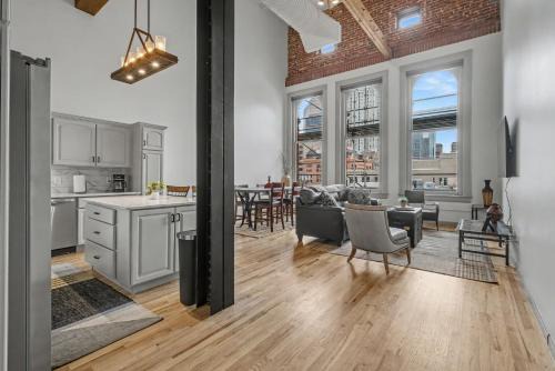 The Elevated Gallery - Historic Loft - Heart of Downtown - 98WalkScore