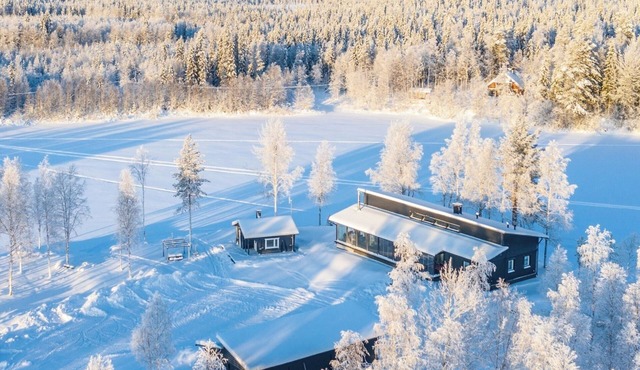 The Iconic and cozy 4-bedroom Wikkelä Villa with sauna, jacuzzi & next to river in Ranua