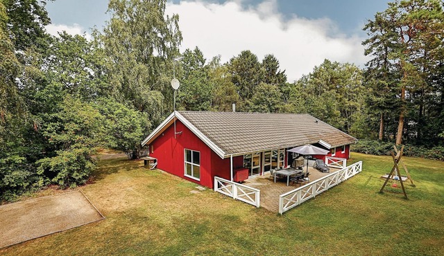 The large cottage with indoor pool, whirlpool for 6 and sauna welcomes you on a level plot, which is in Græsted