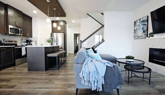 Three King Beds|Central A/C|Fireplace|Park|Disney+ in Edmonton