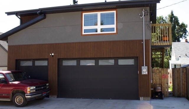 Top loft garage suite close to Whyte Ave & University. Quick access to Downtown. in Edmonton